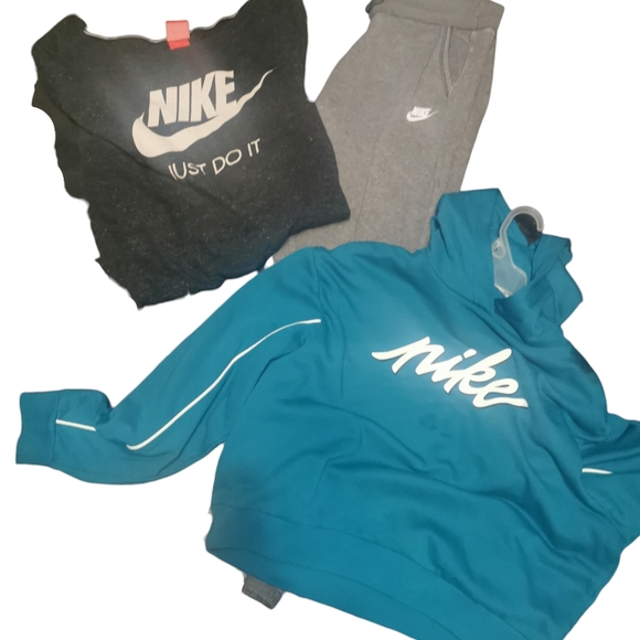 Women's small like new Nike bundle - Picture 2 of 3